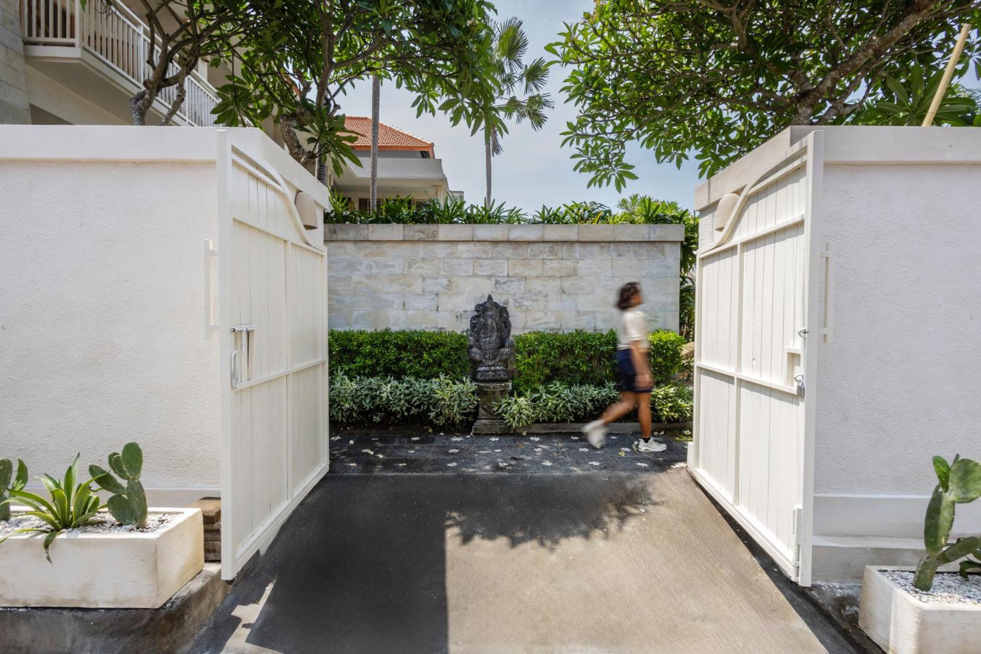 Отель Kalm Bali Чангу Экстерьер фото