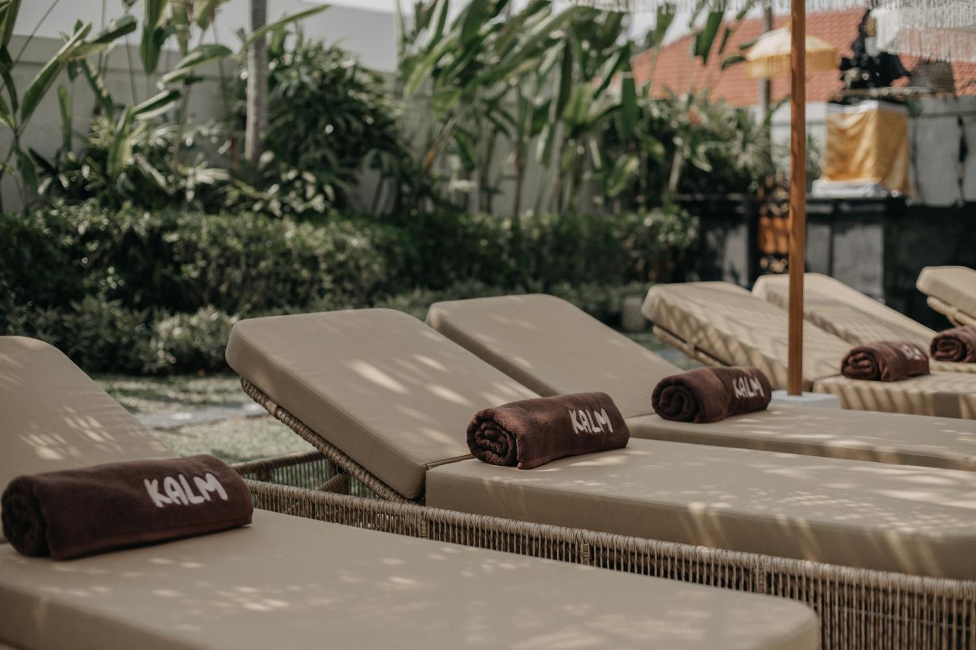 Отель Kalm Bali Чангу Экстерьер фото